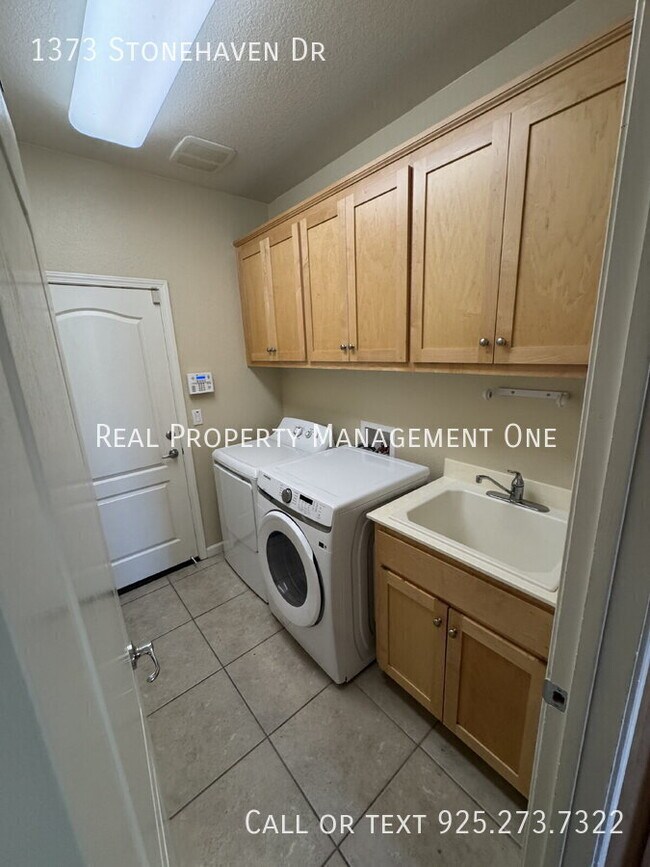 Building Photo - 1373 Stonehaven Dr