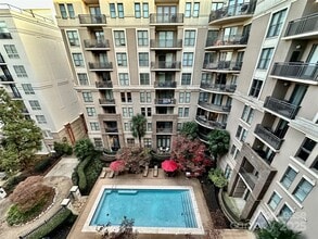 Building Photo - 718 W Trade St