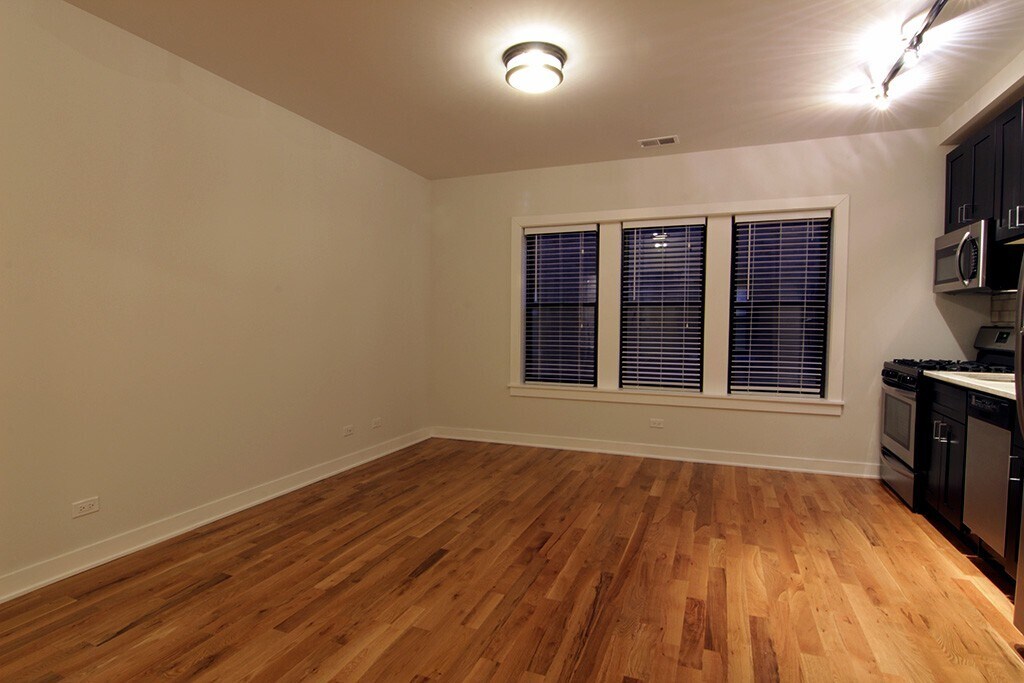 Building Photo - 2225 W Eastwood Ave