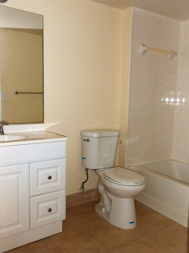 Building Photo - spacious 2 Bed / 2 Bath Condo