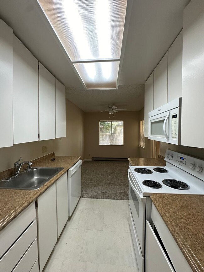Building Photo - 2 bedroom, 1 bath condo in Mountain View