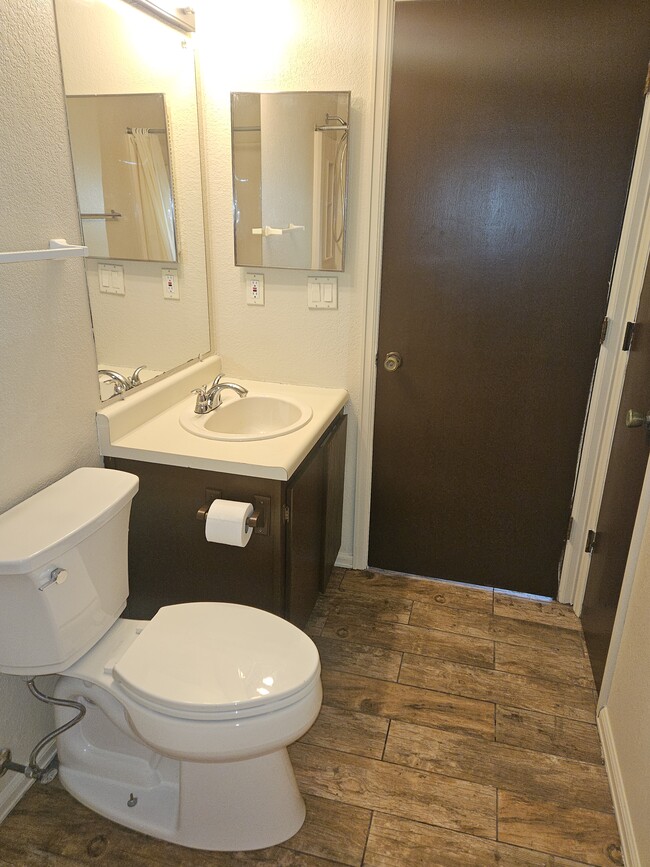 Full Bathroom Upstairs pic 1/2 - 588 W Indian Creek Dr