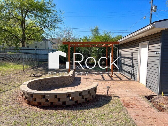 Building Photo - Must See 3 Bedroom/3 Bathroom Home near Edgemere Park