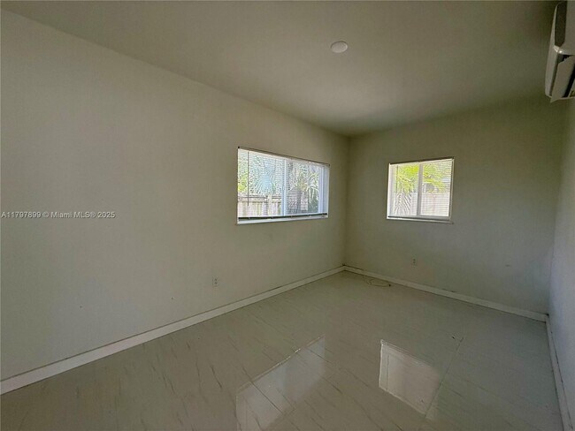 Building Photo - 572 NE 67th St