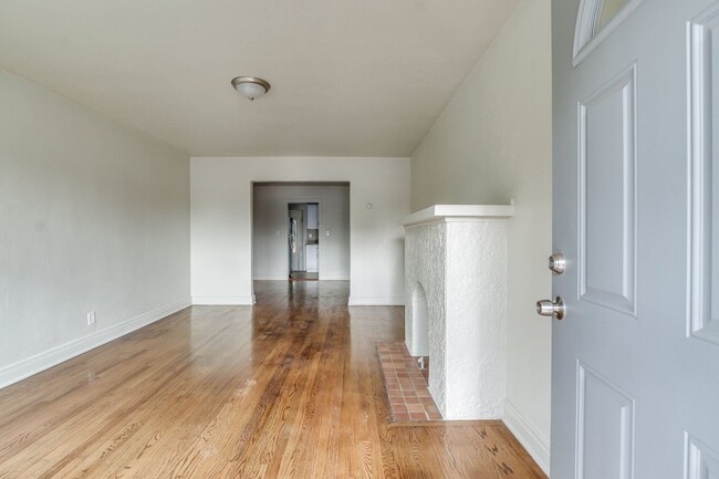 Building Photo - Charming Updated 1-Bedroom Home in Great L...