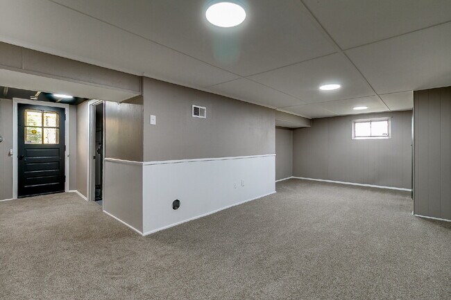 Building Photo - "Charming 3-Bedroom Retreat in St. Louis with Spacious Living!"