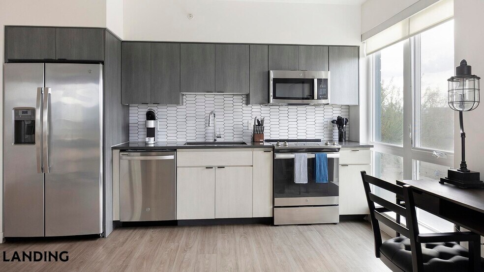 Building Photo - 707 S Farmer Ave