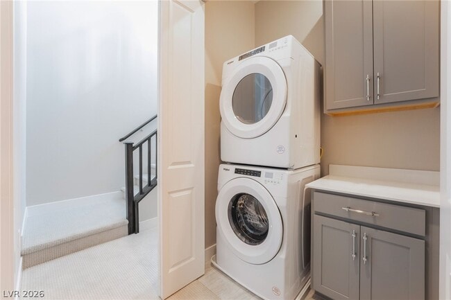 Building Photo - 667 Grey Saker St