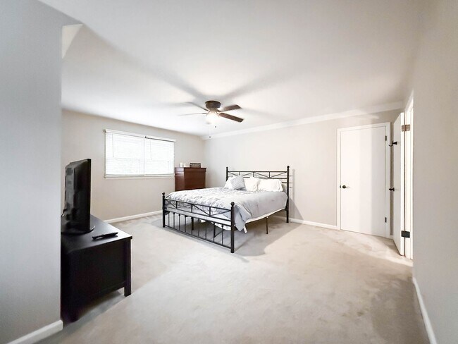 Building Photo - NO APPLICATION FEE FOR 72 HOURS! Spacious Fully-Furnished 5-Bedroom Home | Mid-Term Rental in Gre...