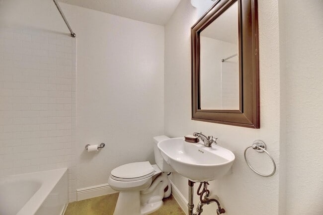 Building Photo - 2319 Pruett St