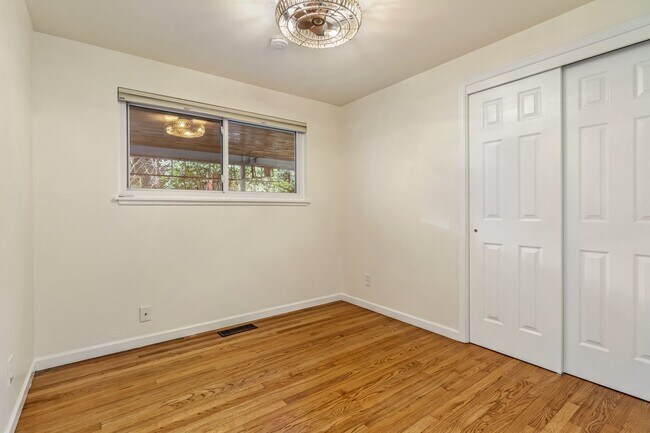 Building Photo - 6 Bedroom Home minutes from Saltwater Park...