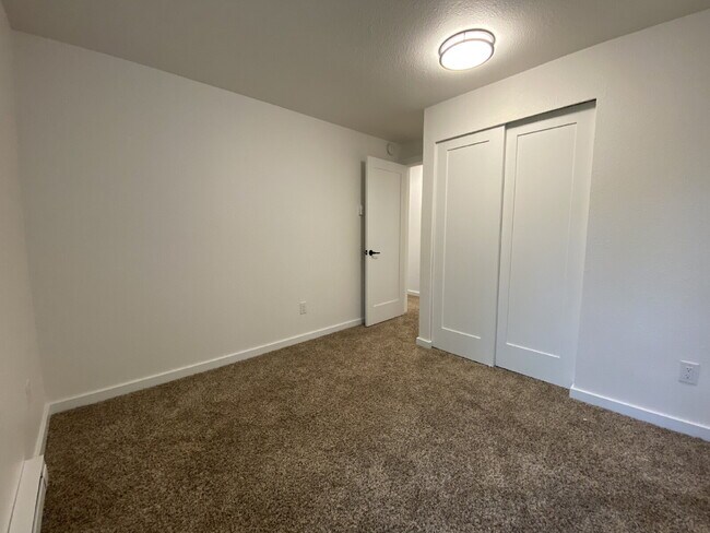Building Photo - Spacious 3-Bedroom Remodeled Townhome in F...