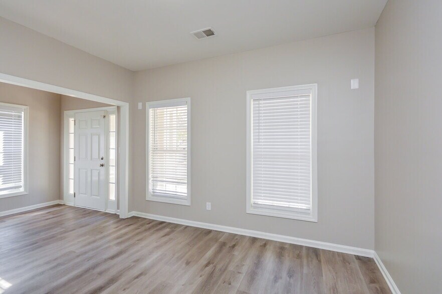 Building Photo - 137 Lantana Dr