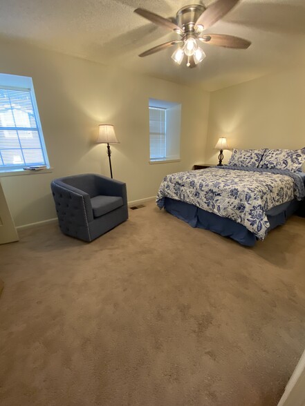 2 large bedrooms with queen sized beds - 102 Michael Dr