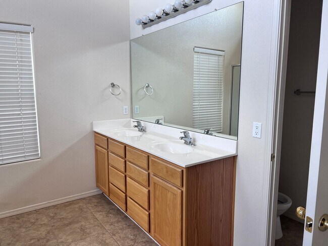 Building Photo - Refrigerated air! 4Br, 2Ba w/2 living areas, 3 CG