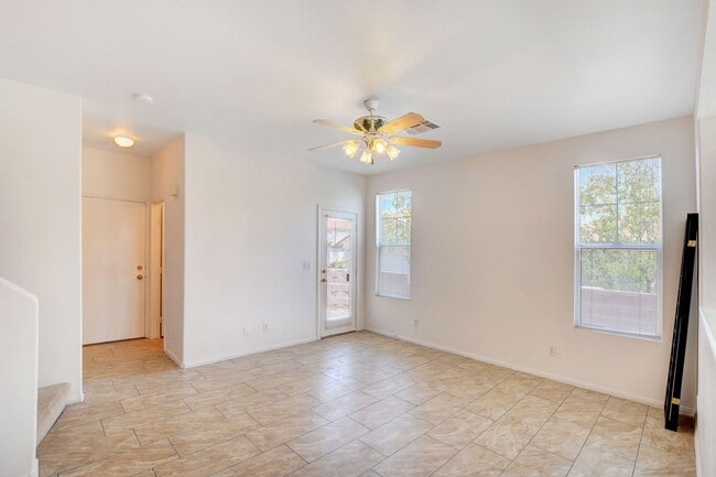 Building Photo - Beautiful 4-Bedroom Home in Gated Summerli...