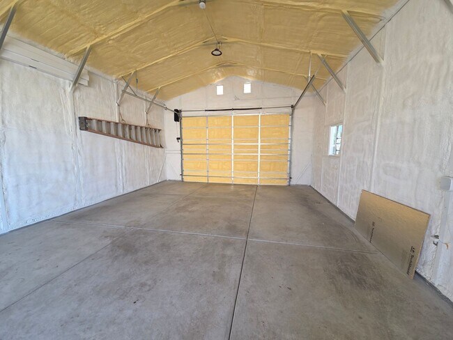 Building Photo - Beautiful 2 bedroom home with large detatched garage