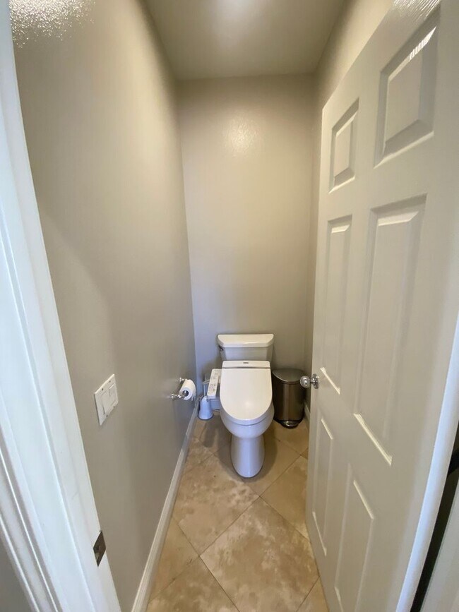 Building Photo - Luxurious 4 Bedroom Fullerton House For Re...