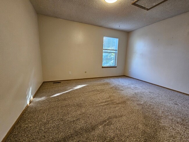 Building Photo - Spacious 2 Bed Townhome w/ Fenced Yard & N...