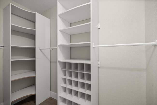 Building Photo - Newly remodeled Lovely 3-bed 2 Bath Home in desirable Location!!