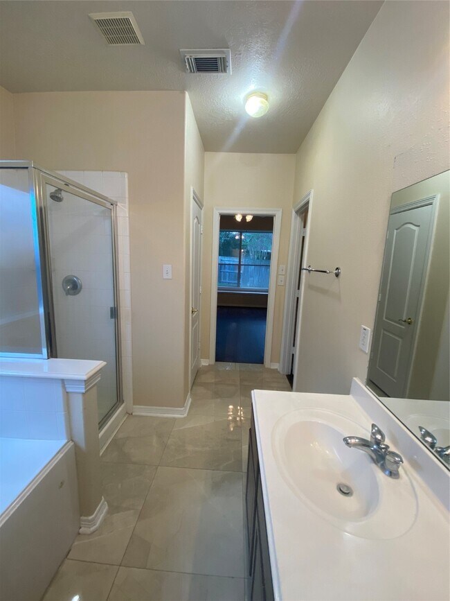 Building Photo - 9210 Hidden Lake E Dr