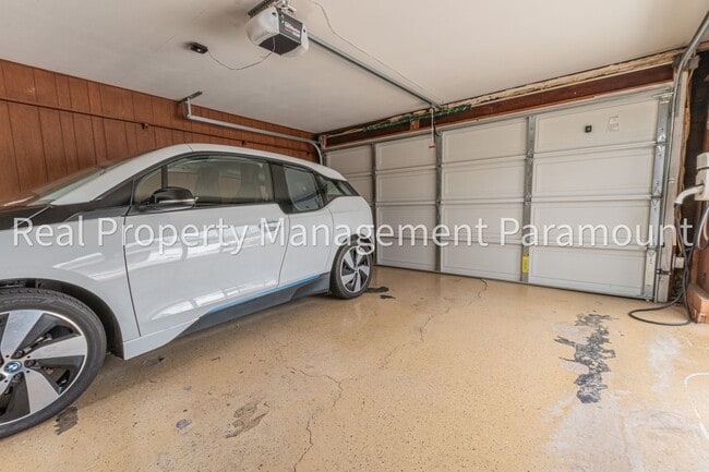 Building Photo - Modern, Eco-Friendly 4BR Home with Views i...