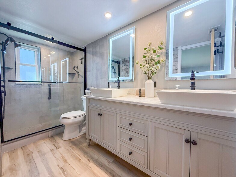 Building Photo - 255 Capri Cir N