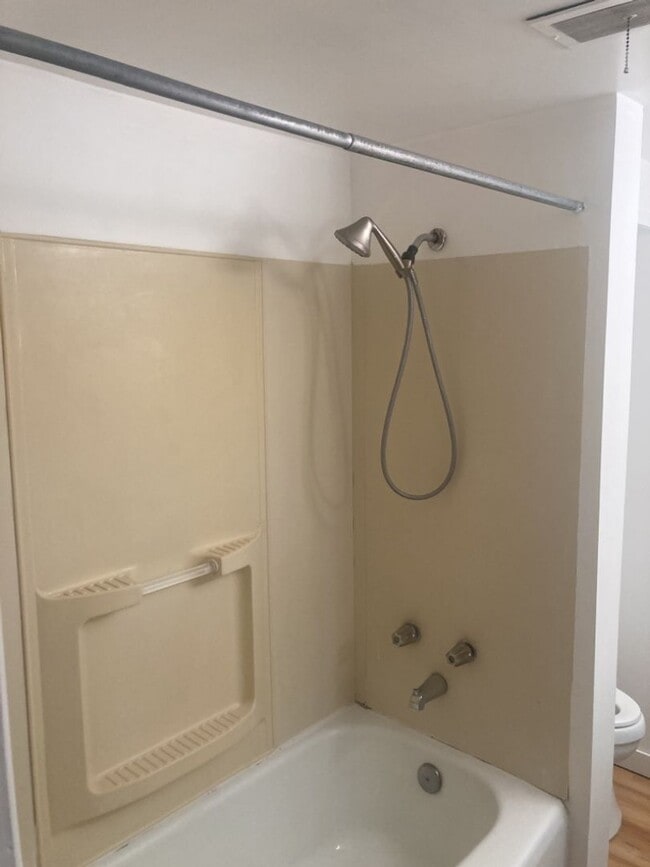 Building Photo - Move-In Bonus - 2 bed, 1 bath Basement Apa...