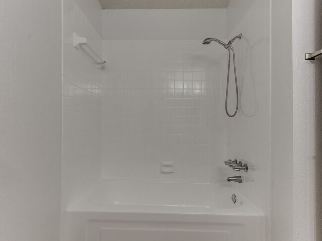 Building Photo - 3 Bed 2 bath!