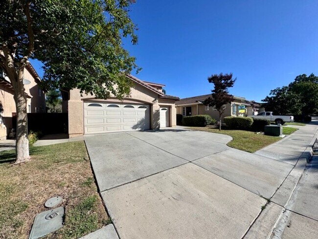 Building Photo - Beautiful 4 bedroom Temecula home sitting ...