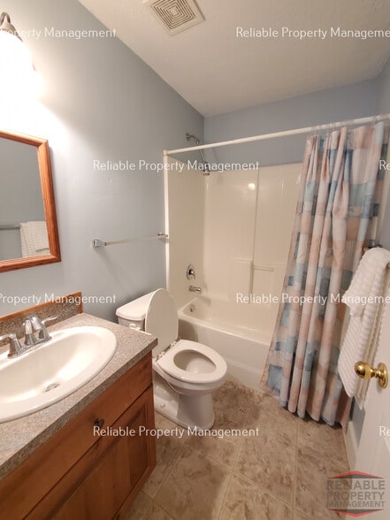 Building Photo - 381 W 1st S