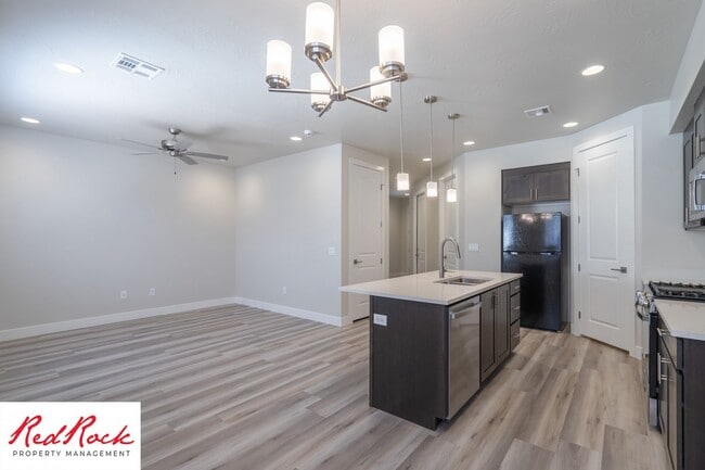 Building Photo - Home in the Heart of Hurricane!