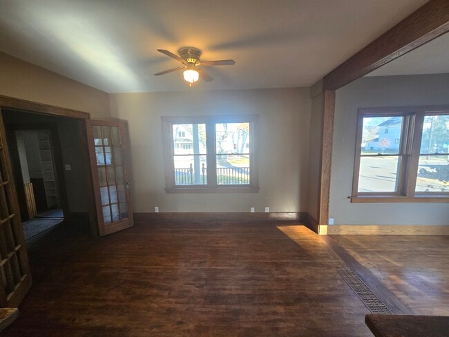 Building Photo - 802-811 11th Ave N