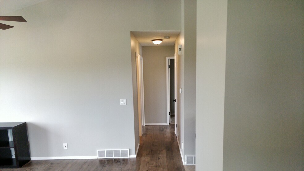 Building Photo - 940 W Red Oaks Dr