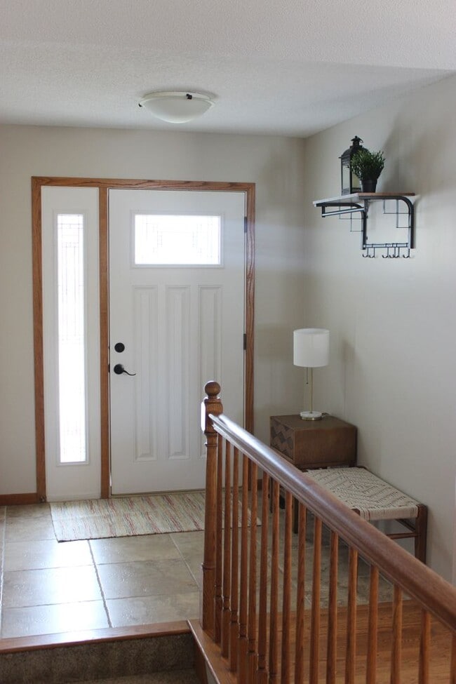 Building Photo - Main Floor Living - Updated 2021 - 5 Min from Mayo