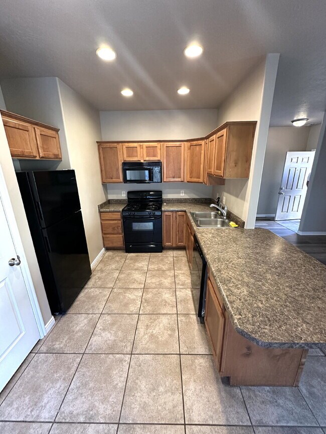 Building Photo - Well-maintained 3 bed/2 bath condo near Sk...