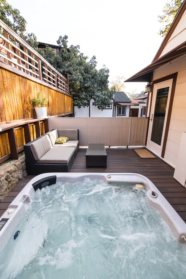 Building Photo - 920 N Beverly Glen Blvd