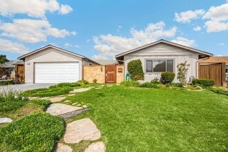 Building Photo - Adorable 3 Bed / 2 Bath Home w/ Detached 2 Car Garage