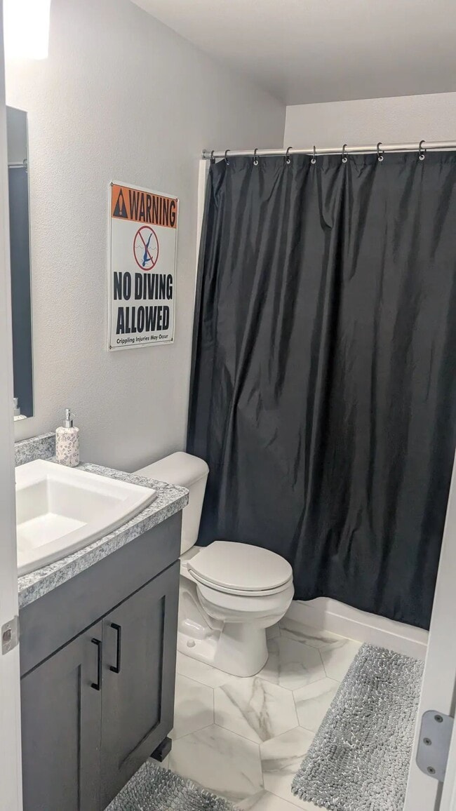 Building Photo - Furnished Queen Room with Closet & Private Bath