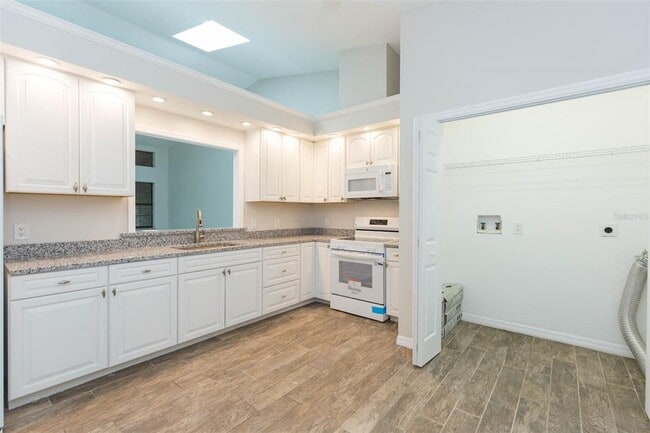 Building Photo - 6541 Brentwood Dr.