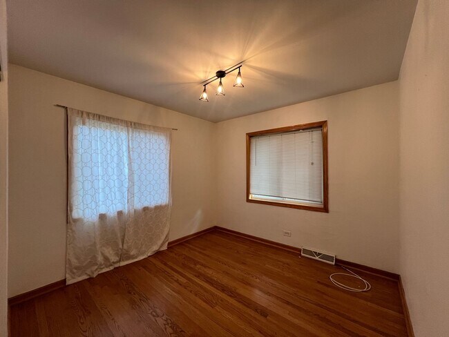 Building Photo - 403 E Lake Ave