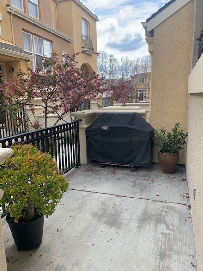 Building Photo - GORGEOUS MODERN 3BR 3BA TOWNHOUSE IN BEAUT...