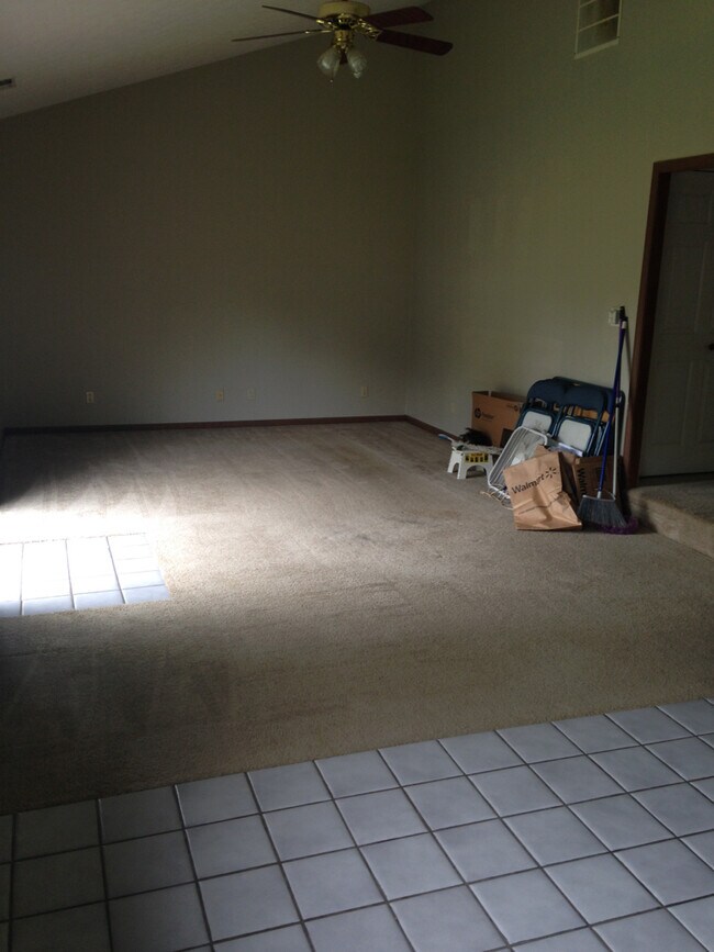 Building Photo - Large 4 Bed, 2 Bath Home