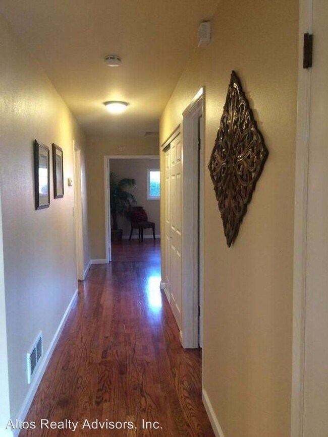 Building Photo - 238 S Park Victoria Dr