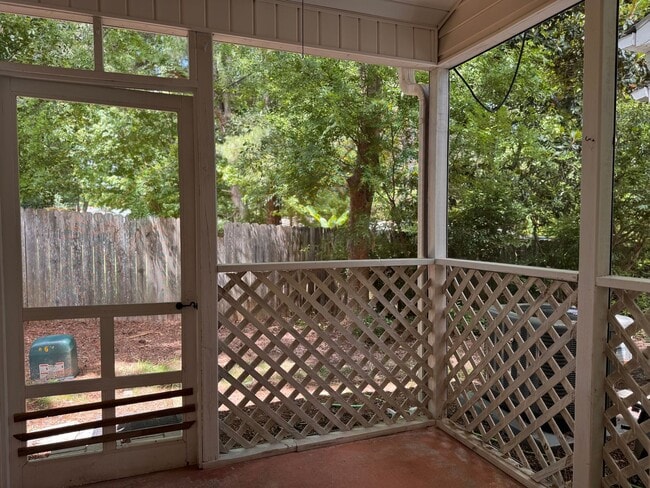 Building Photo - 2BR 2.5BA Townhome with Screened Porch