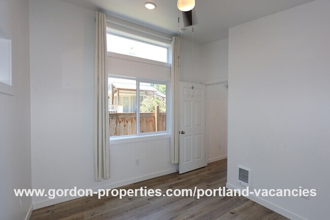 Building Photo - SE 88th Ave - 2 bedroom ADU close to the restaurants and shops along SE 92nd Ave and SE Foster Blvd