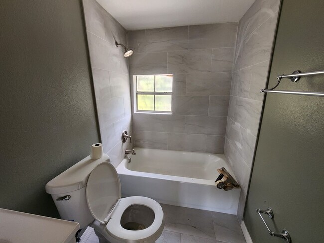 Building Photo - 3/2 Lakeland Available NOW