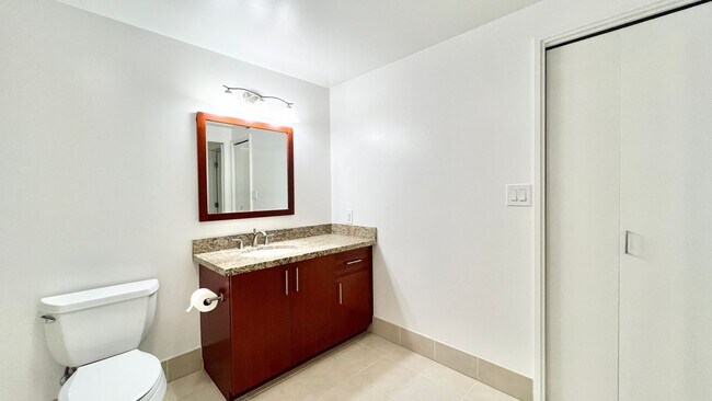 Building Photo - MOVE-IN READY 1 BED/1 BATH/1 PRKG IN 909! ...