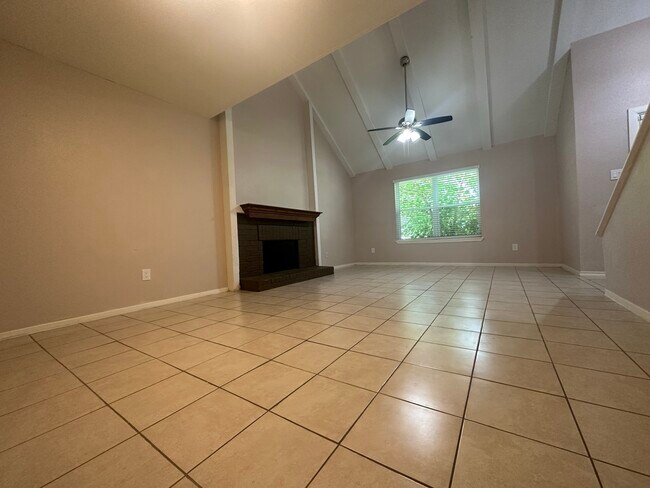 Building Photo - 1222 Ravenscourt Dr