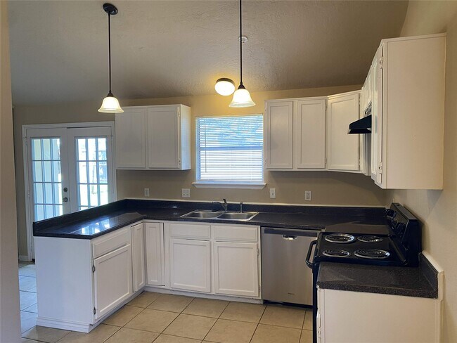 Building Photo - 623 Old Colony Dr